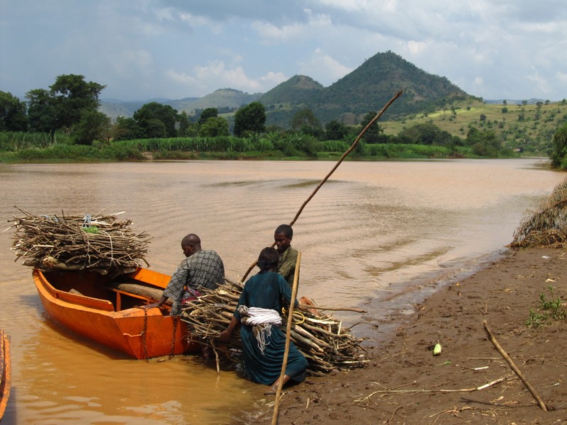 locals loading their boat on the Blue Nile River