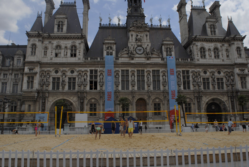 Volleyball outside the Hotel de Ville