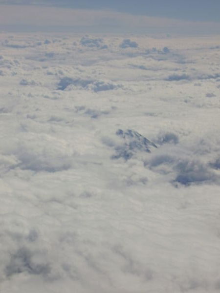 Un sommet des Rocheuses qui perce les nuages