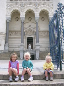 The girls in front of the Notre Dame de Fourviere