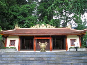 Tam Co Cave Temple
