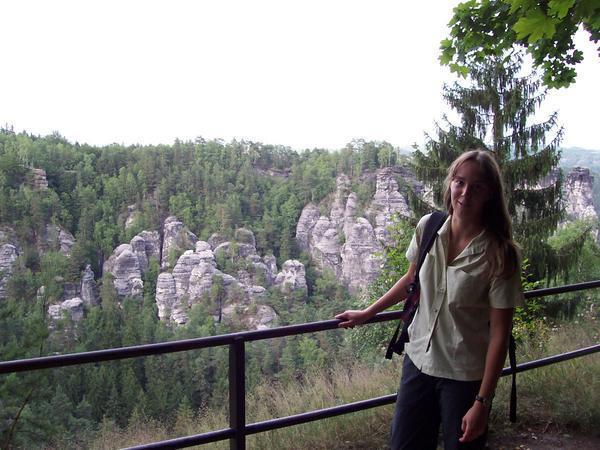 Susann in front of sandstone formations