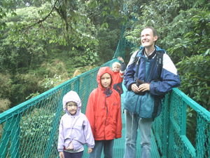 Familien på canopy walk