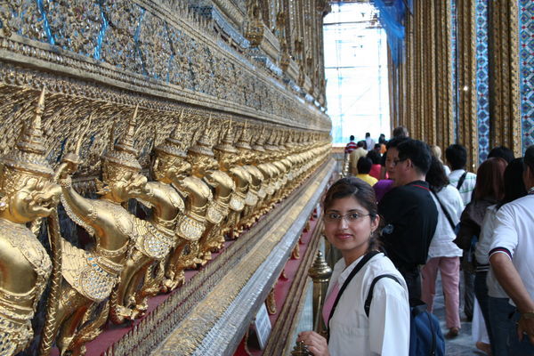 Venny inside Wat Phraw.