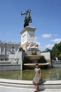 Mi amor in front of statue, Madrid