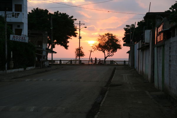 sunset puerto lopez