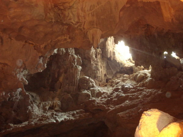 HALONG: Sung Sot cave 
