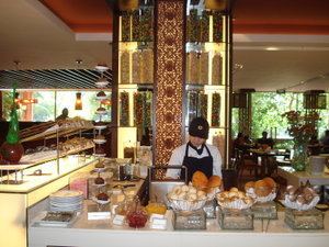 SUB: Breakfast at Coffee Garden,Shangri-la Surabaya Hotel