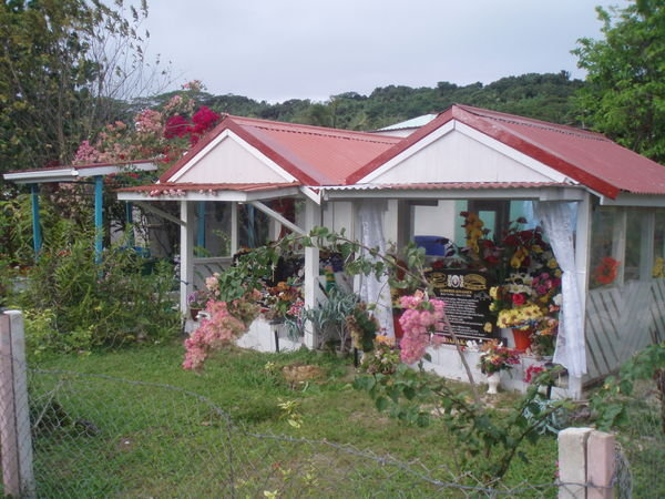 Gravestones In Front Gardens Is Common in Aitutaki
