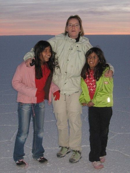 Tania, Annette og Cristina på Salar de Uyuni