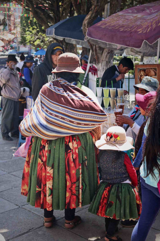 Cholitas on the Street 