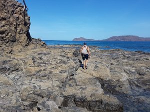 Rock climbing between Playa Panama and Playa Hermosa