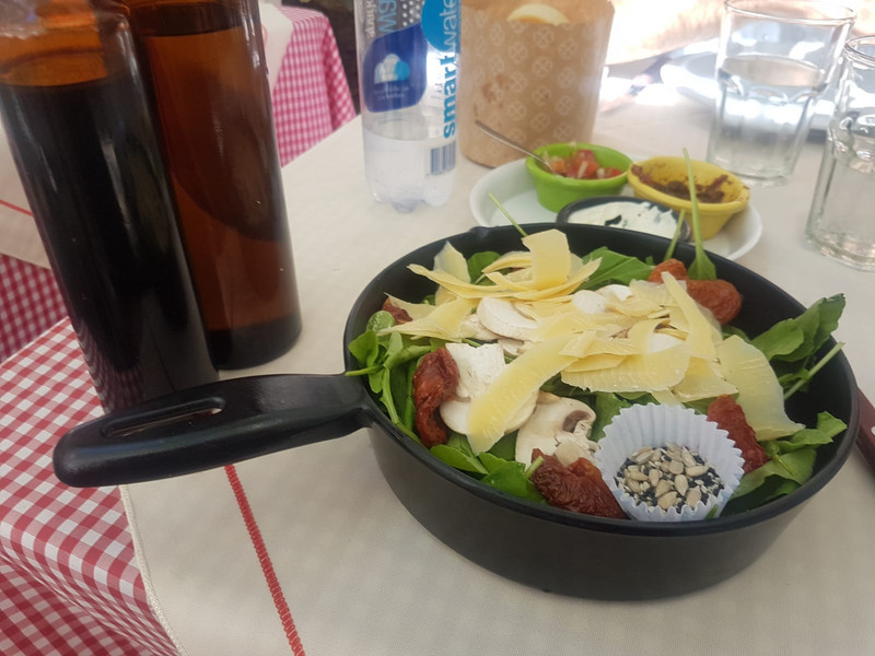 Repas à la Boca - une bonne salade verte, parmesan et de l'huile d'olive locale