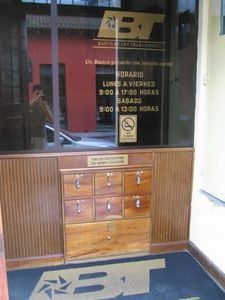 Antigua, strict rules at the bank - "please leave your guns here, thanks"
