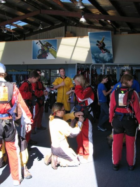 Preparations for sky diving - ElÅ‘kÃ©szÃ¼letek az ugrÃ¡shoz