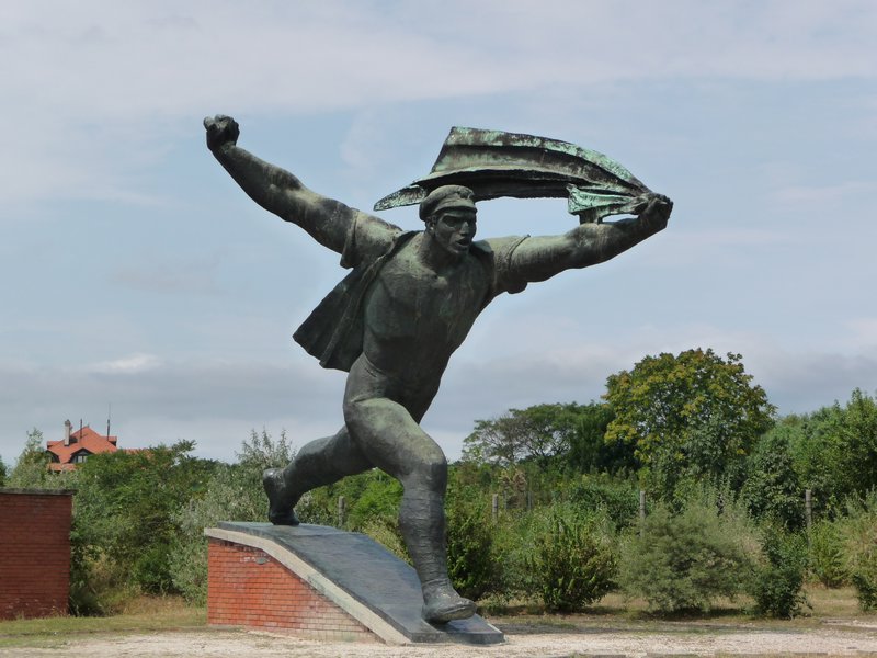 Patriotic statue