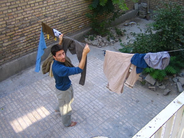 Wash clothes in the courtyard