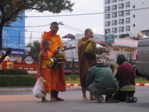 Chiang Mai - Monks' morning round for food 