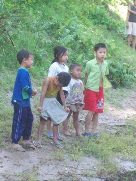 nieuwsgierige kinderen aan de Mekong