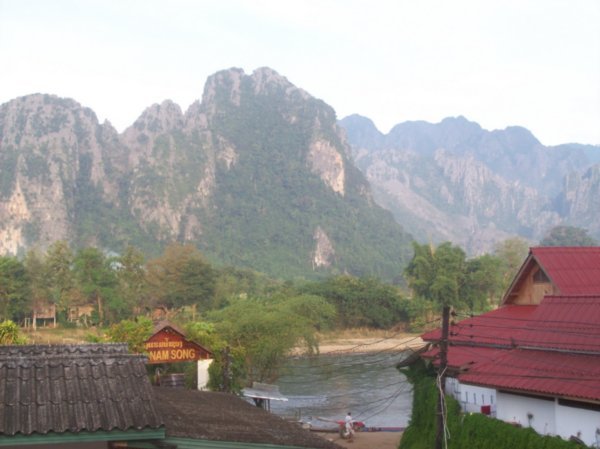 uitzicht vanaf hotelkamer Vang Vieng