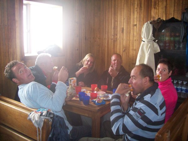 lunch met de Reeuwijkers in de hut
