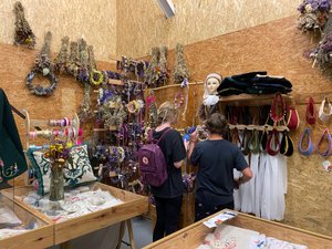 Flower shop to make hair bands with dried flowers