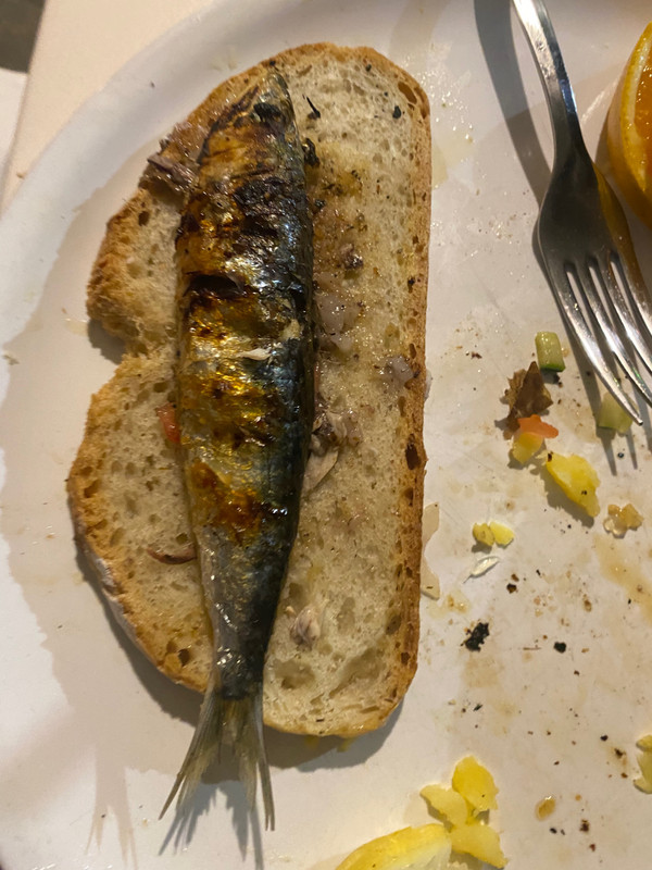 You need to eat sardines on bread to soak up the oil and est the bread afterwards .