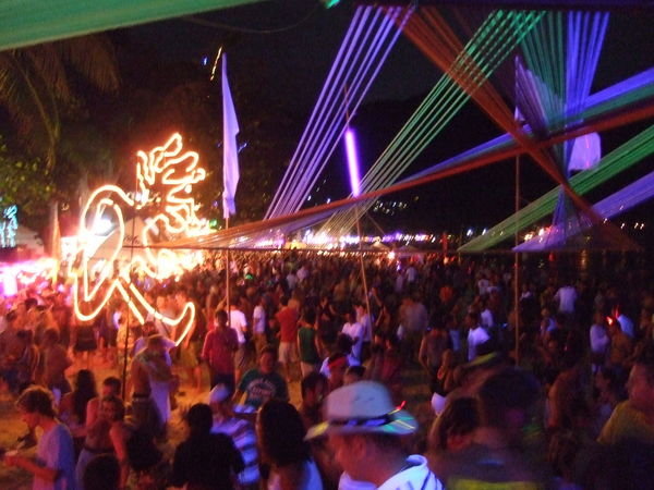 The masses at the Full Moon Party