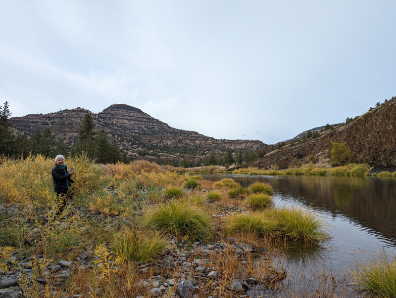 We stopped to explore the John Day river, where we found lots of crayfish and freshwater clams.
