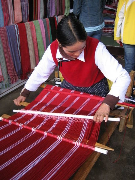 Mosu woman weaving 