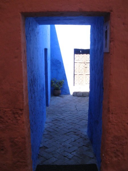 Red and Blue (Monasterio de Santa Catalina)