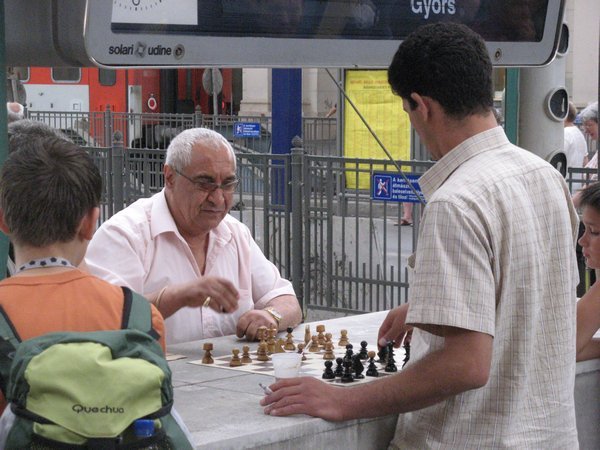Chess at Keleti, Waiting for the Eger Train