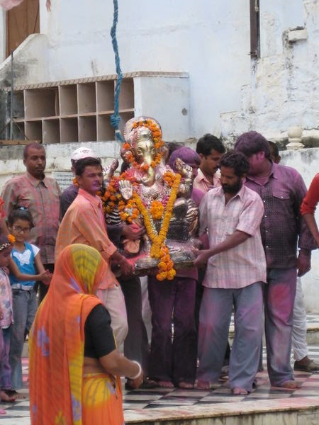 Ganesh be the submerged in Pushkar lake