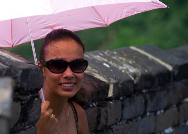 Sylvia met een parasolletje op De Muur