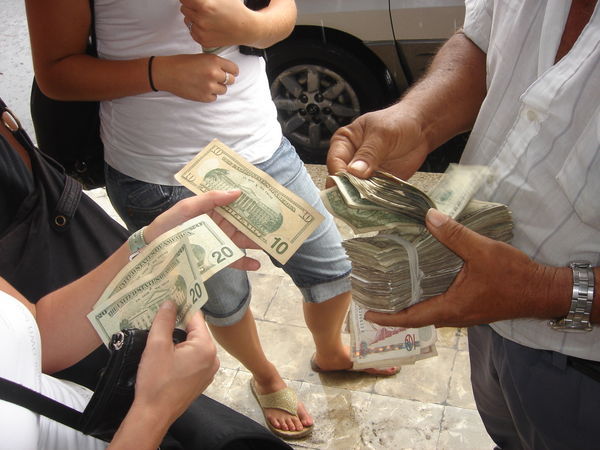 Changing Quetzals into Dollars at the border