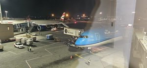 Ons KLM vliegtuig bij nacht in Nairobi