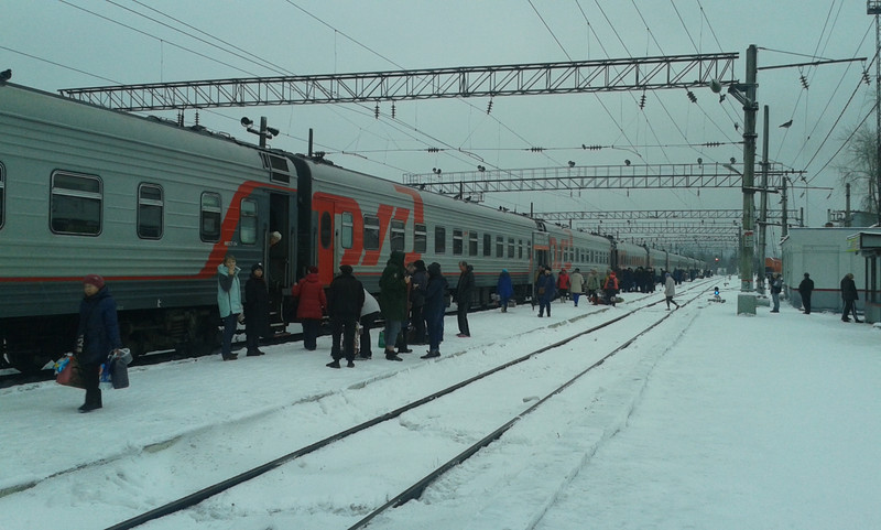 Il treno per Murmansk fermo ad una stazione