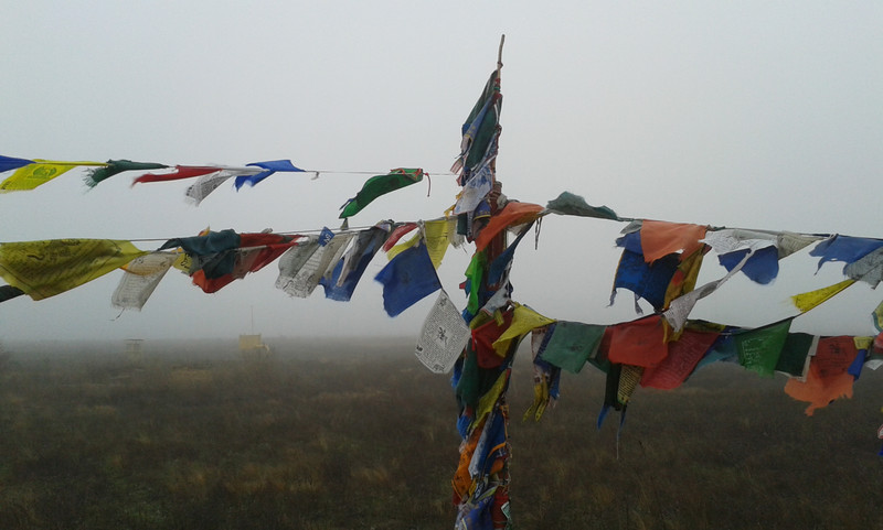 Le bandiere di preghiera sventolano nella steppa