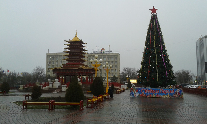 La piazza principale con albero di natale e stupa buddista (Lenin e' nascosto dietro)