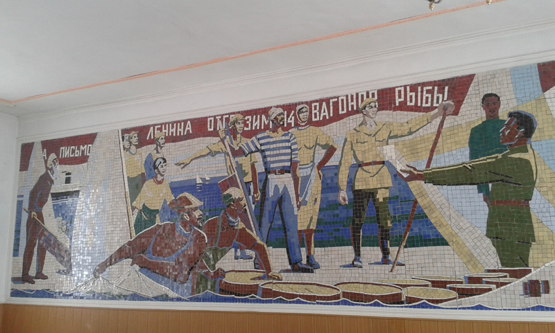 Aralsk: I pescatori sfamano l'Unione Sovietica (mosaico in stazione)