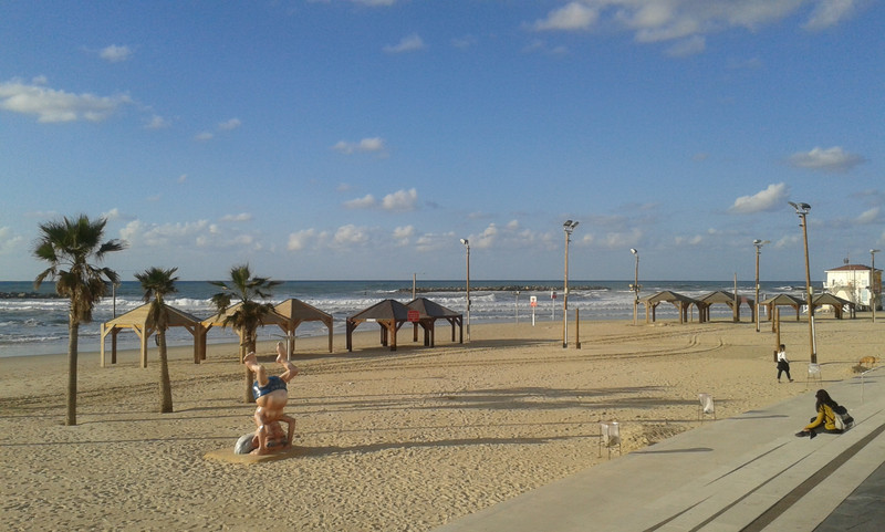 Frishman Beach (con statua di Ben Gurion a testa in giu')