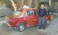 L'orgoglioso proprietario di una spettacolare Fiat 128