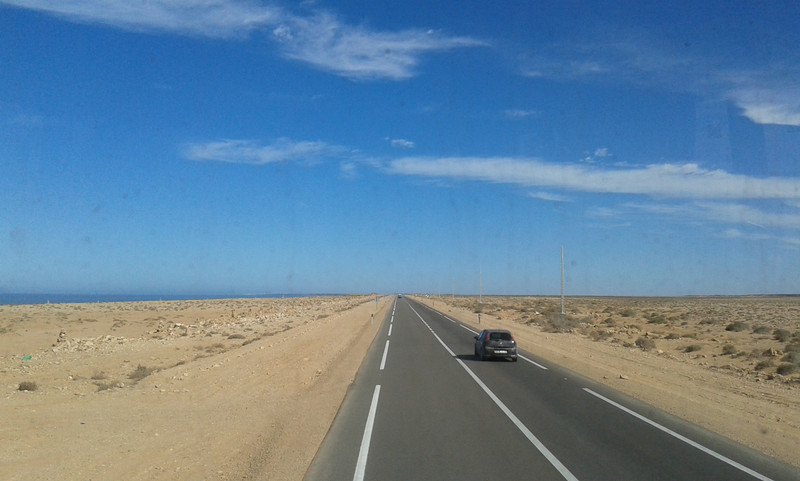 Una Fiat Punto attraversa il deserto verso Nord