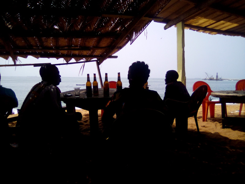 Abidjan: una birra in spiaggia
