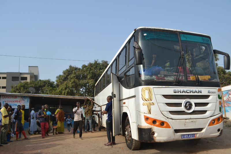 Dalla Guinea alla Costa d'Avorio su un vero autobus!