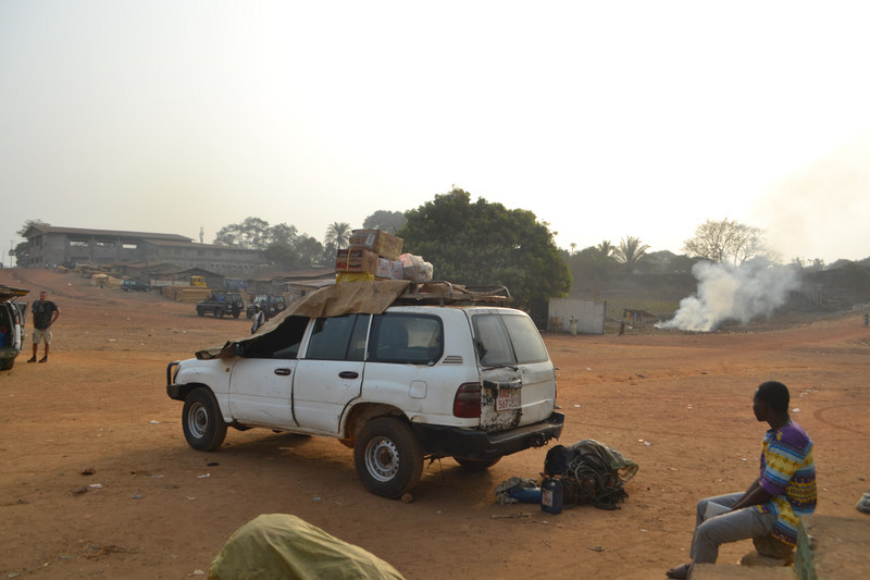 Parcheggio dei taxi dalla Sierra Leone alla Guinea