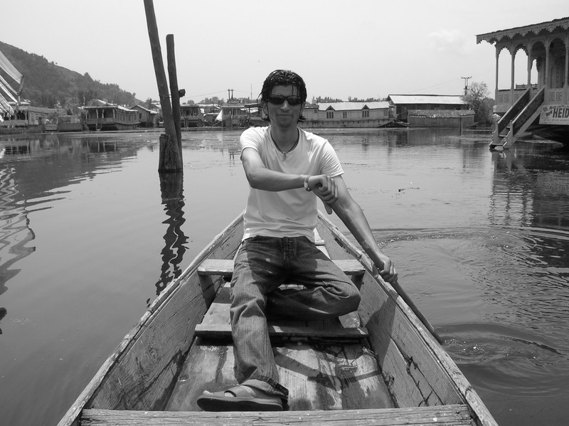 In canoa sul lago Dal