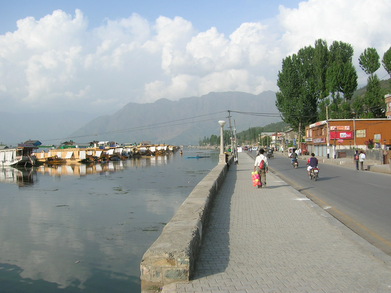 Boulevard Road lungo il lago Dal