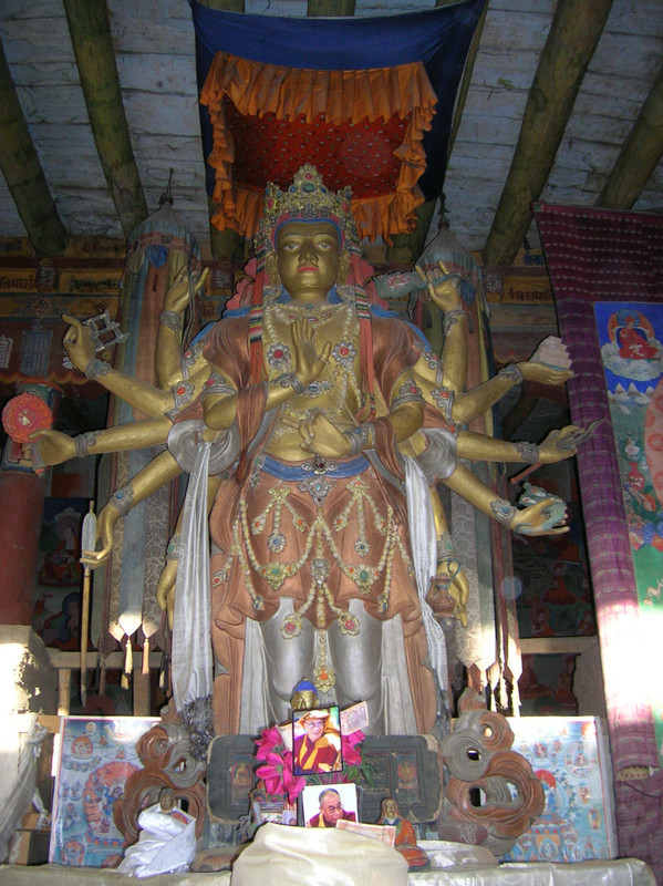 Statua di Avalokitesvara e foto del Dalai Lama