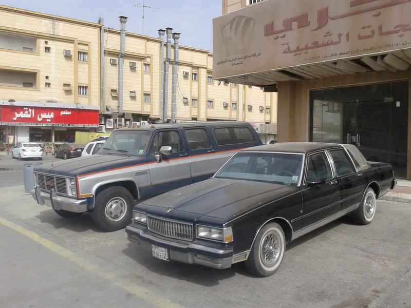 Tante vecchie auto americane girano ancora per le strade dell'Arabia